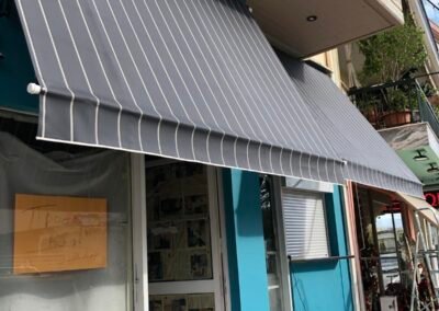 Gri tenta me lefkes riges idaniki gia kompsi skiasi katastimaton