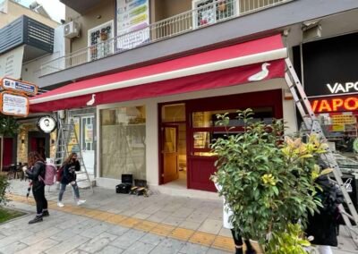 Kokkini tenta me lefkes riges kai spastous vraxiones se epaggelmatiko xoro