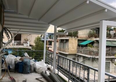 Lefki pergkola me pani PVC Blockout gia anthektiki pliri skiasi