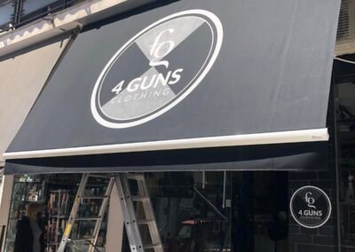 Mavri tenta katastimatos me leuko logotypo kai monterno yfos