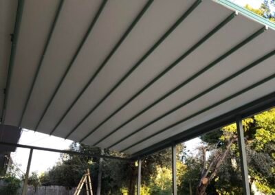 Pergkola me pani PVC Blockout kai prasino skeleto gia pliri skiasi